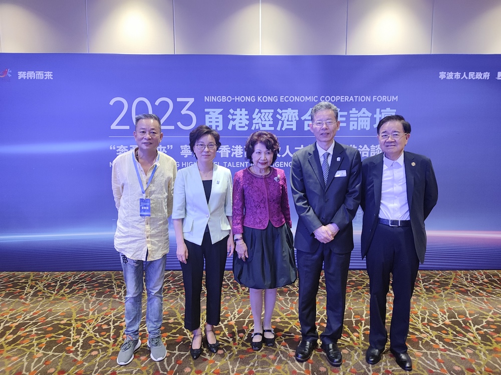與寧波市委常委，常務副市長華偉合照紀念